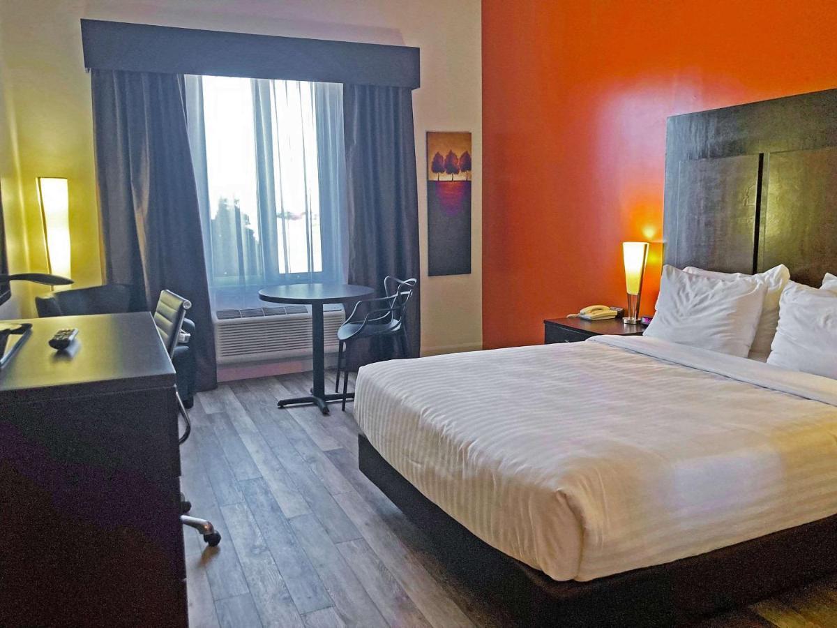 Econo Lodge Inn & Suites Saint Apollinaire Luaran gambar