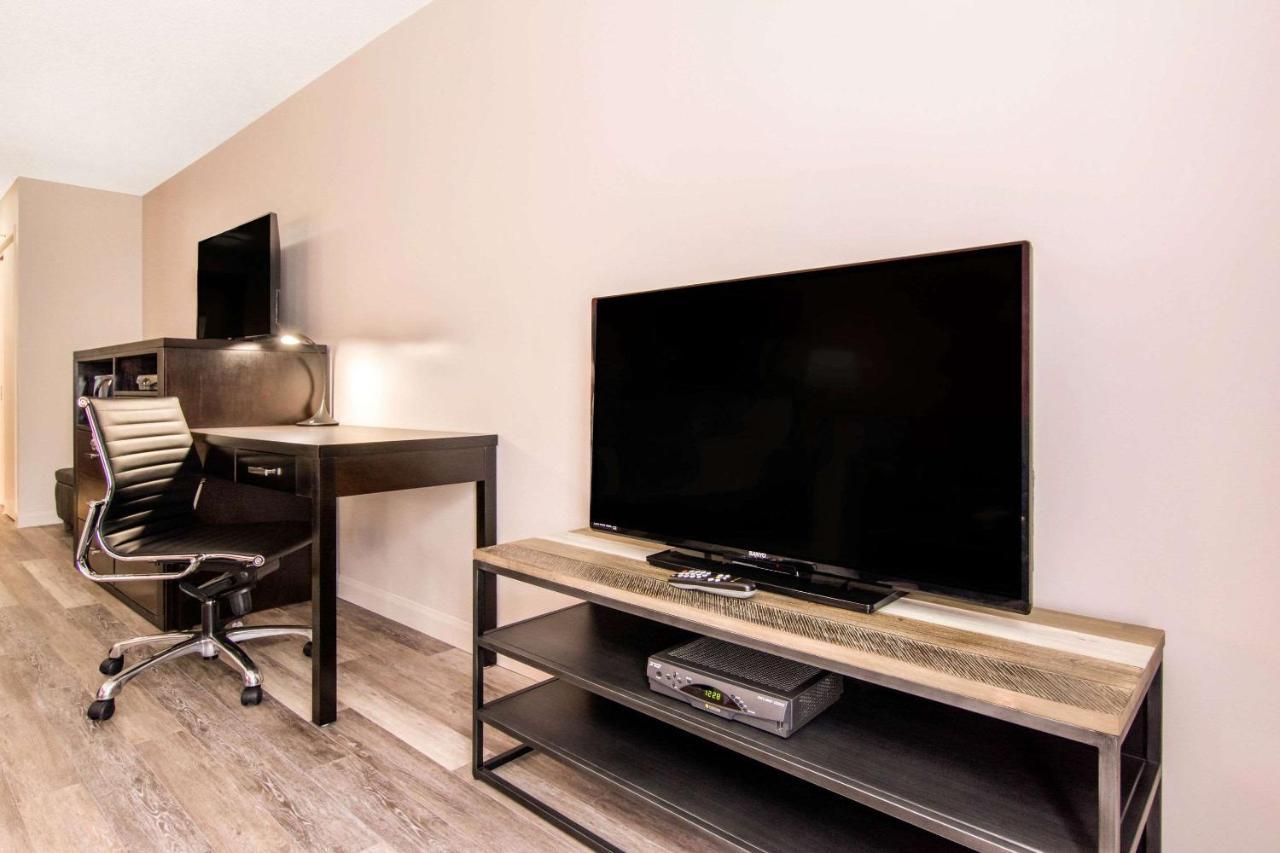 Econo Lodge Inn & Suites Saint Apollinaire Luaran gambar