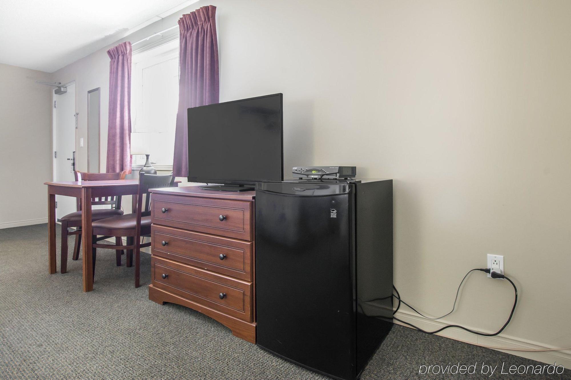 Econo Lodge Inn & Suites Saint Apollinaire Luaran gambar