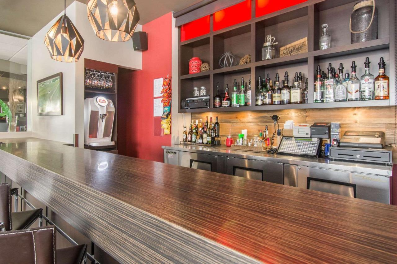 Econo Lodge Inn & Suites Saint Apollinaire Luaran gambar