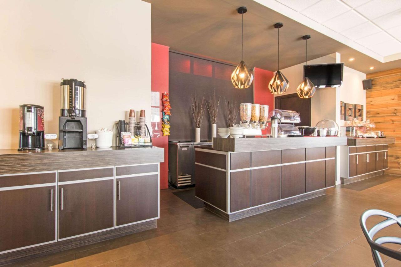 Econo Lodge Inn & Suites Saint Apollinaire Luaran gambar