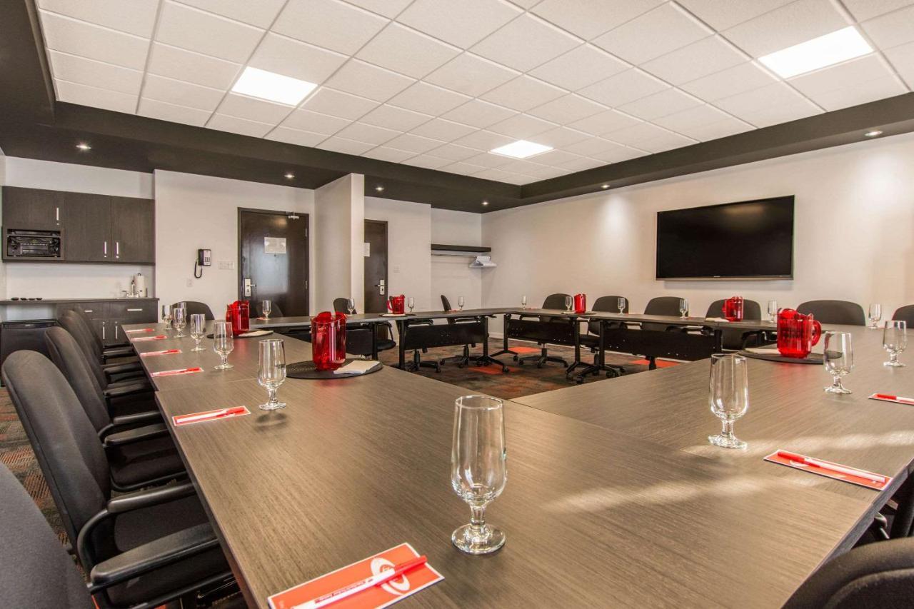 Econo Lodge Inn & Suites Saint Apollinaire Luaran gambar