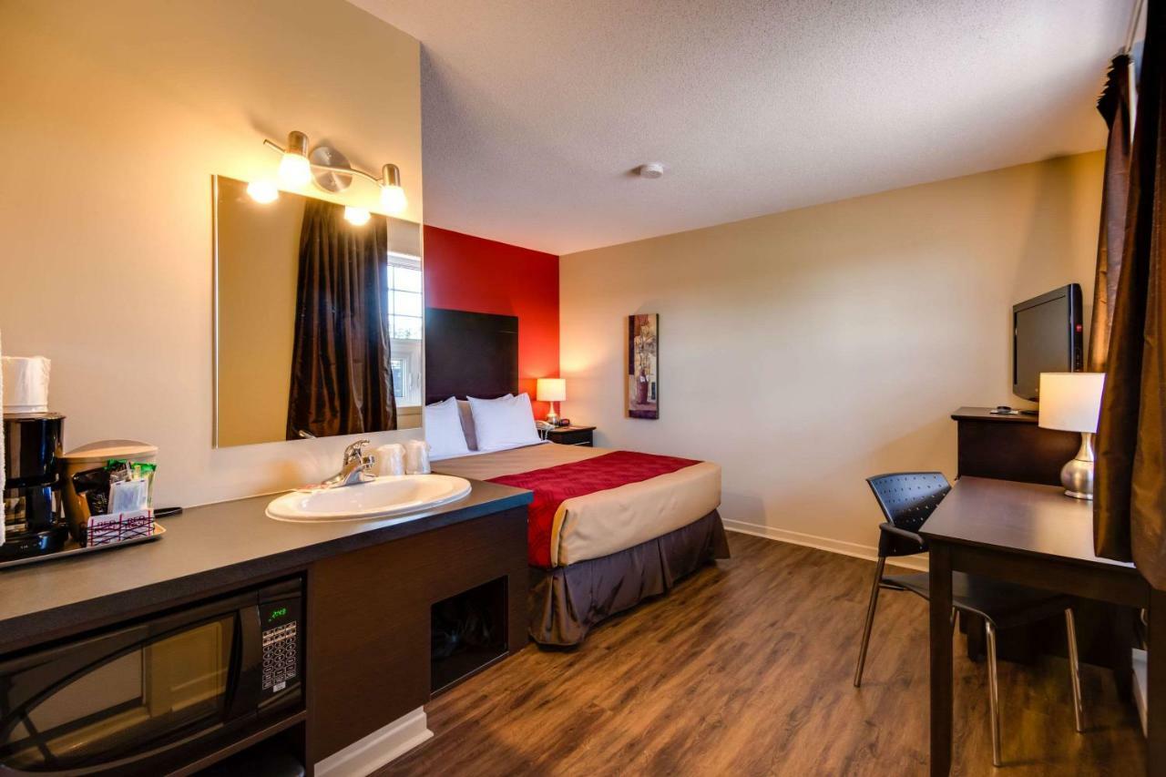 Econo Lodge Inn & Suites Saint Apollinaire Luaran gambar